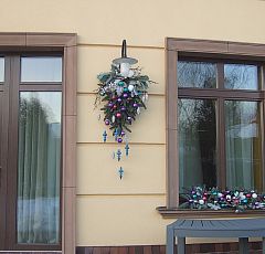  Новогоднее оформление  участка. Комплексный подход — Новогодние композиции на фасаде.  Пихта Нобилис, шары, сосульки, шишки.