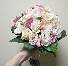 Букет невесты кремово-розовый — Букет невесты в кремово-розовой гамме. Классические кремовые розы, белый и розовый лизиантус, нежно персиковый латирус (душистый горошек)