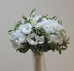 Букет невесты из белой эустомы и серебристой брунии
