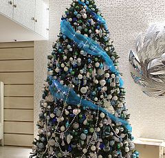 Украшение новогодней елки в офисе. Серебро и бирюза