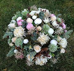 Композиция из искусственных цветов с белыми пионами и розовыми ранункулюсами