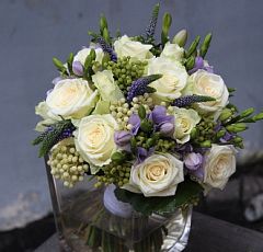 Букет невесты из белых роз и сиреневой фрезии