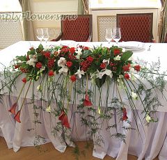 Флористическое оформление свадьбы в красно-белых тонах