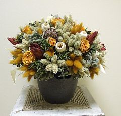 Композиция из сухоцветов с желтыми сушеными розами и белыми плодами