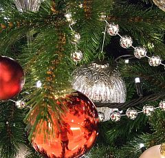 Украшение Новогодней елки в красно-белых тонах