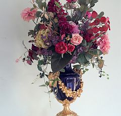 Букет из искусственных цветов в антикварной вазе