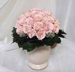 Композиция из консервированных роз в керамической вазе кракле