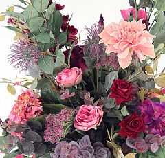 Букет из искусственных цветов в антикварной вазе
