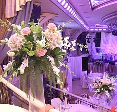 Немчиновка Парк. Свадебное оформление — Флористика на столах гостей. Цветочные композиции в высоких вазах на галерее. Орхидеи, гортензия, розы.