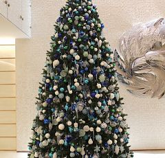 Украшение Новогодней елки в современном офисе. Изумруд и бирюза